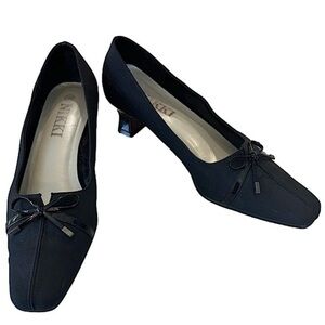 VINTAGE NIKKI Woman’s black shoes patent leather bow & kitty heels size 7.5